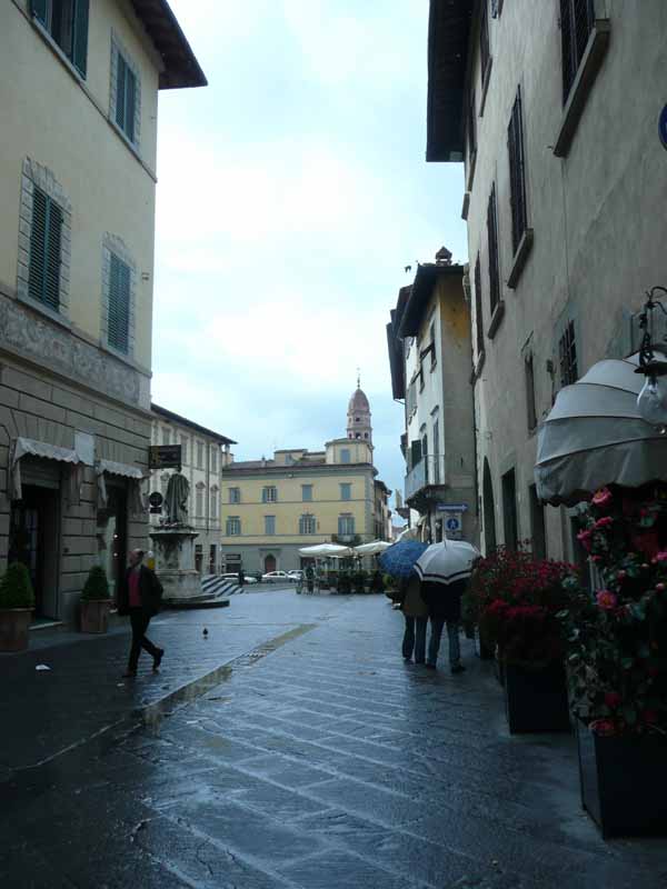 [piazza+San+Francesco+Arrezzo+in+the+rain.JPG]