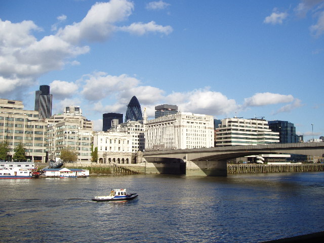 [London_Bridge,_November_2005.jpg]