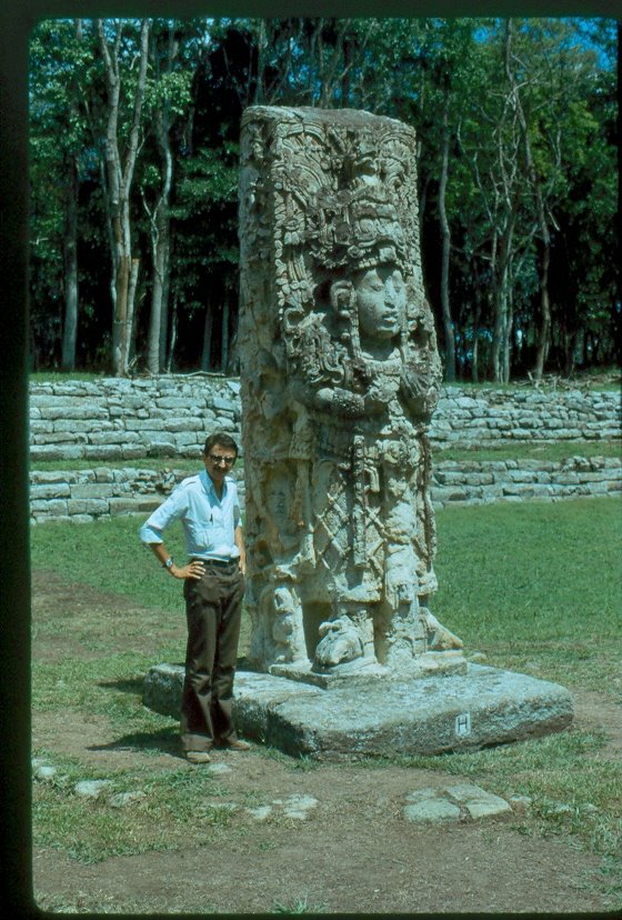 Con una estela maya de Copán