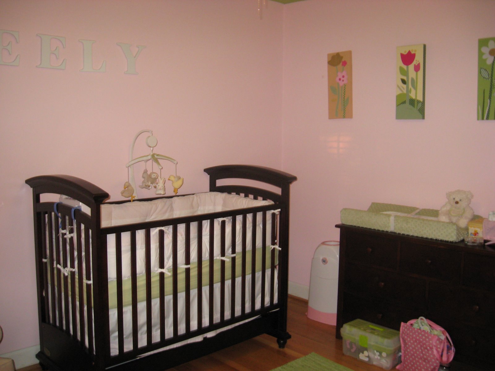 [crib+and+pictures.JPG]