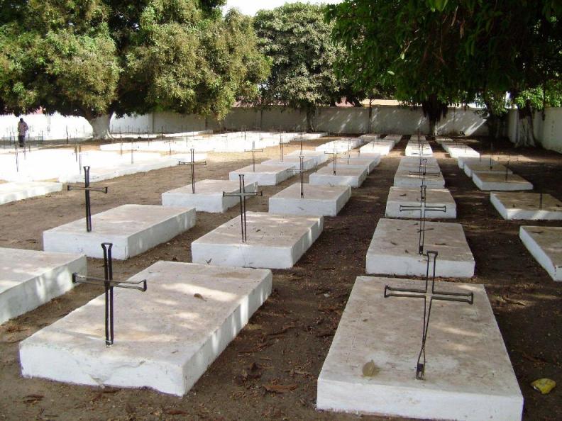 [Guine_Bissau_Cemiterio_Talhao_Direito.JPG]