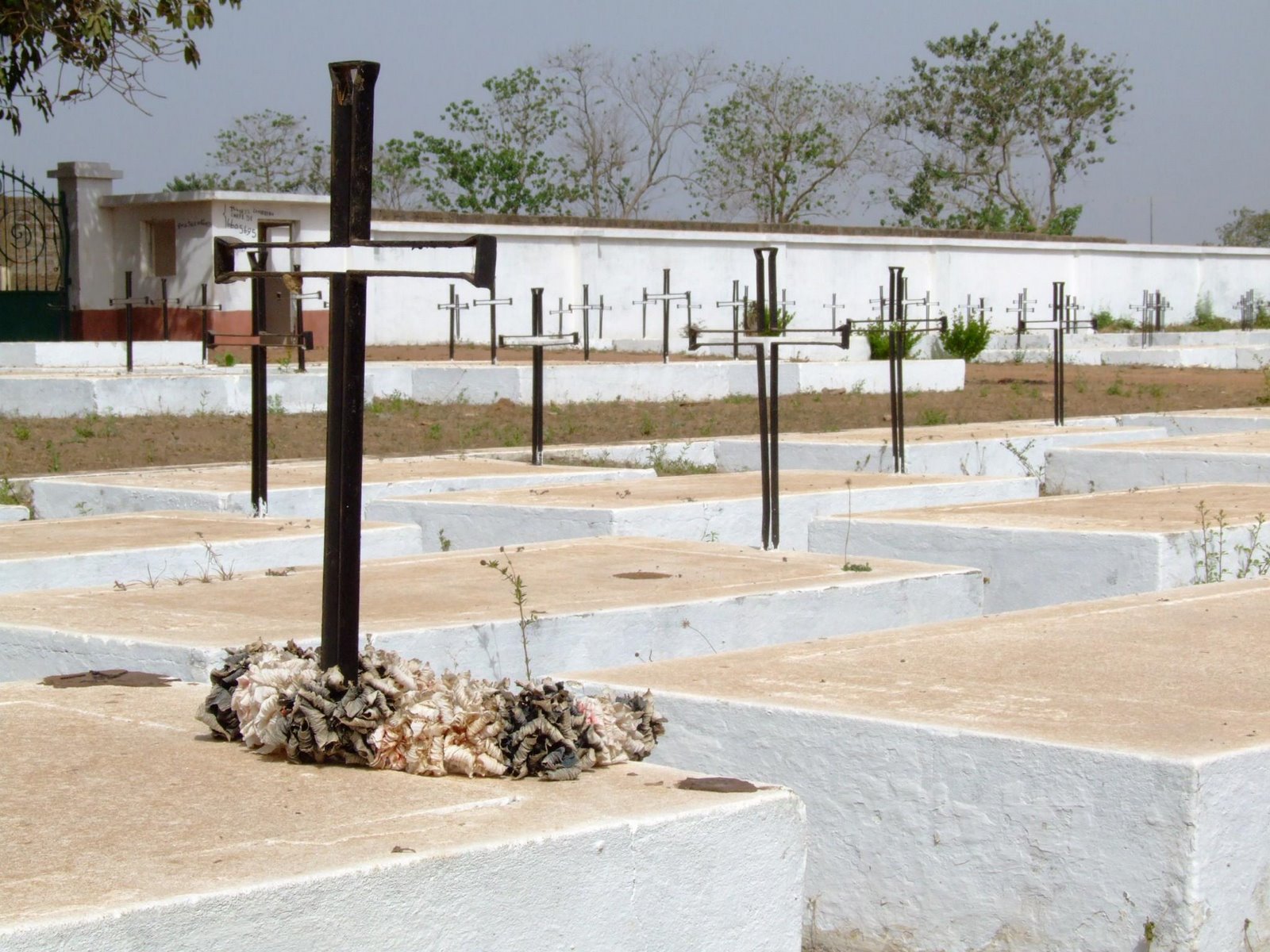 [Guine_Bissau_Cemiterio_Talhao_Militar_Abr2006_HC_111106.JPG]