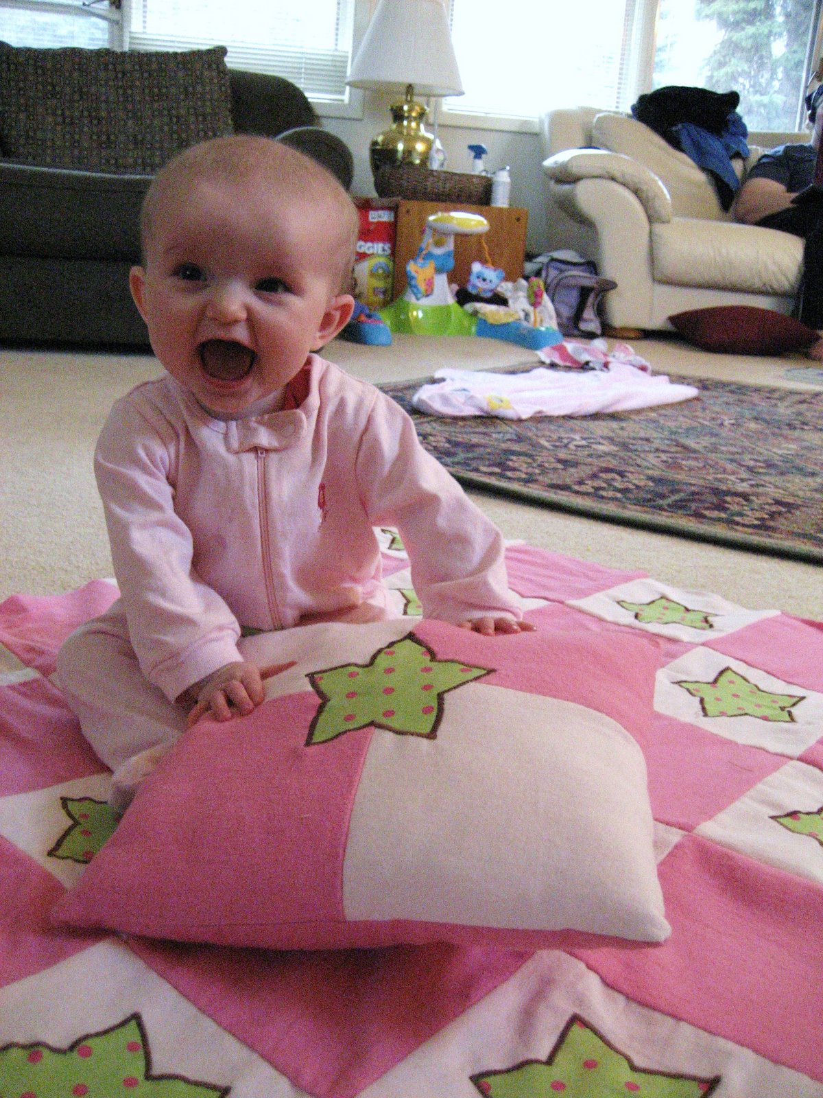 [Quilt,+Lucy+Sitting+Up+033.JPG]