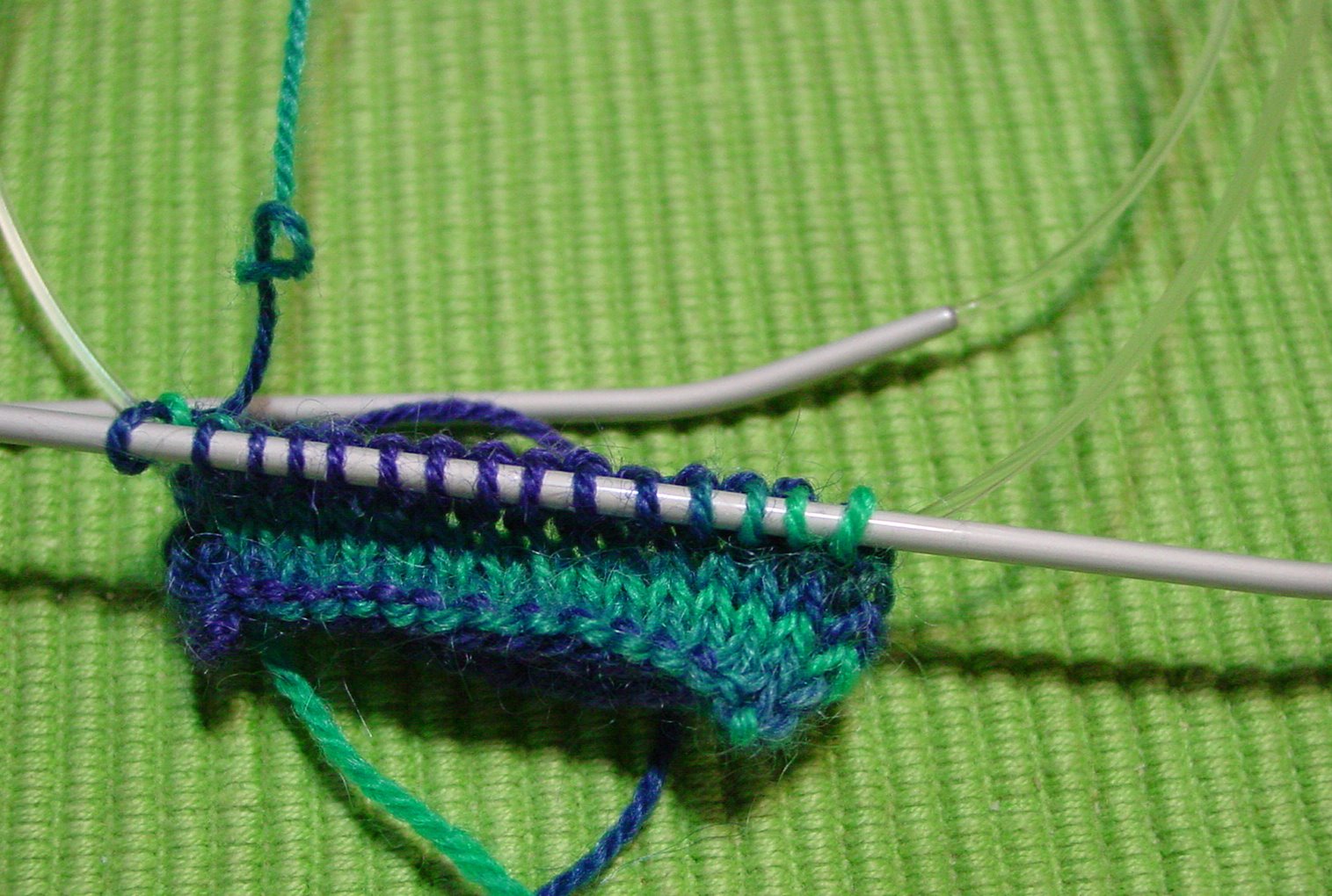 [One+circlular+needle+knitting+in+round.jpg]