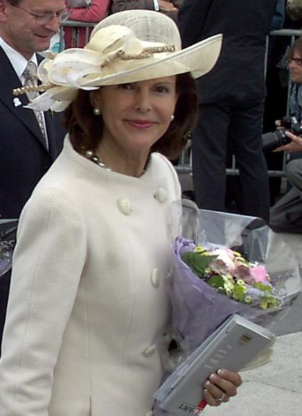 [436px-Drottning_Silvia_i_Oslo_juni_2005.jpg]