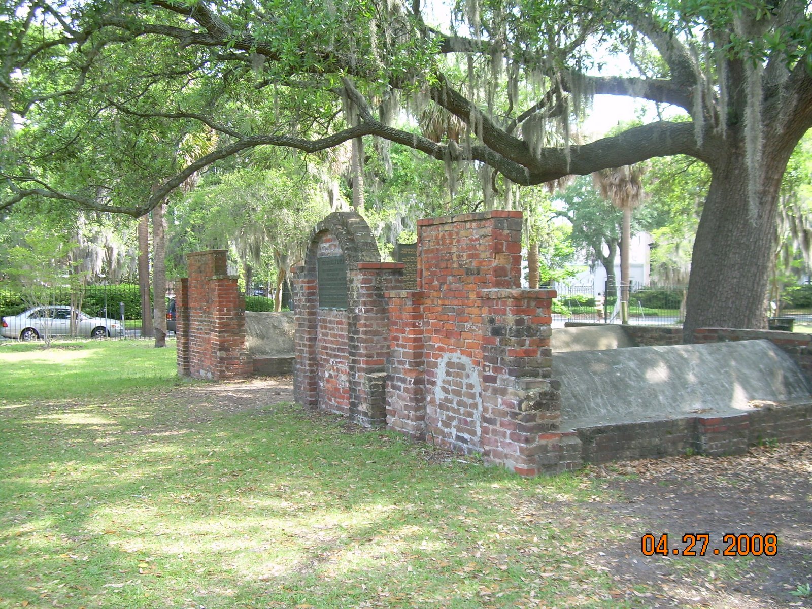 [4-27-08+Colonial+Cemetery+~+Crypts.JPG]