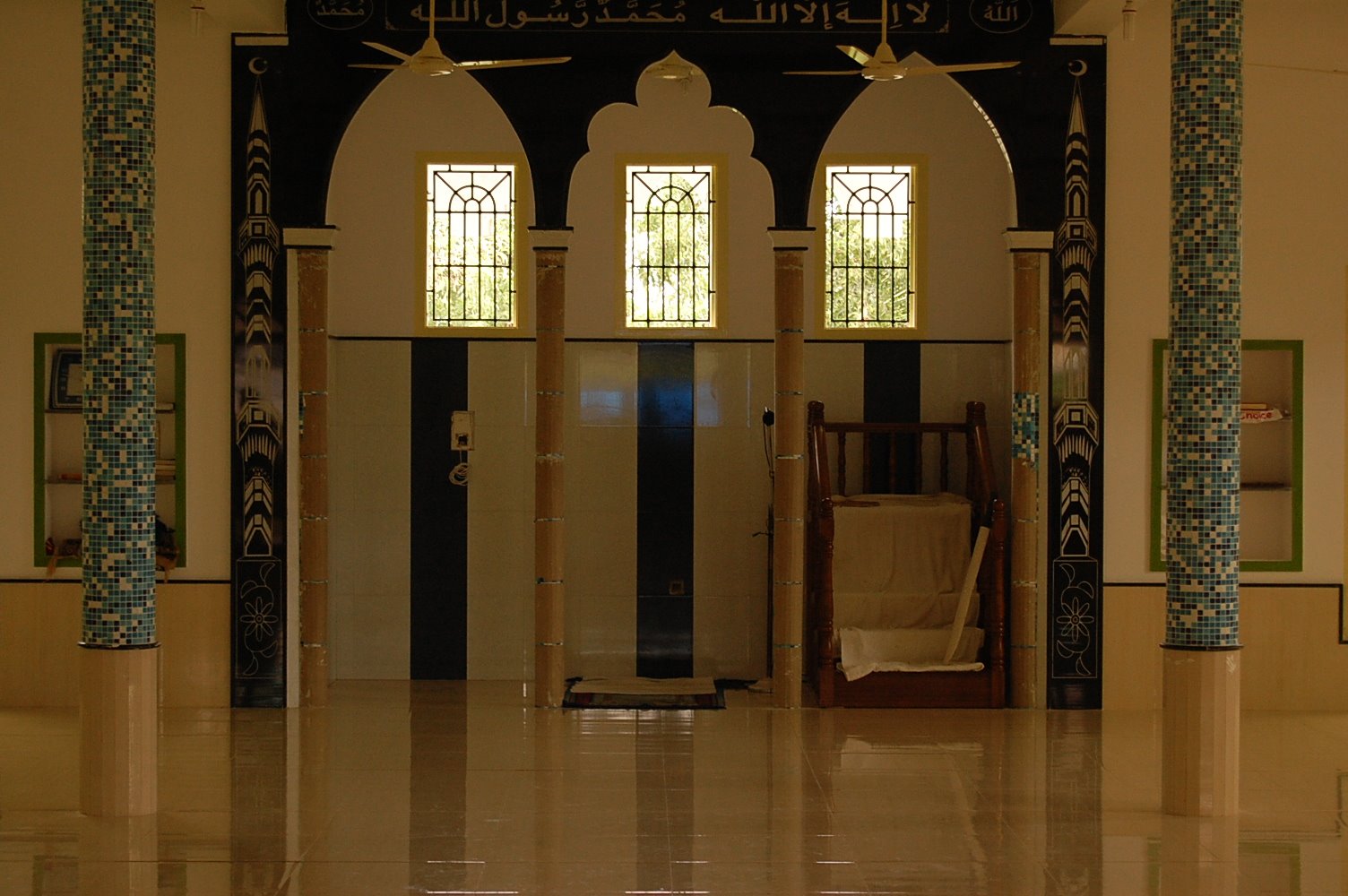 [masjid-dalam.JPG]
