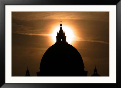 [2965570~St-Peter-s-Basilica-the-Morning-after-the-Death-of-Pope-John-Paul-II-was-Announced-in-Rome-Italy-Posters.jpg]