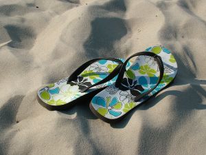 [710221_flip-flops_on_the_beach.jpg]