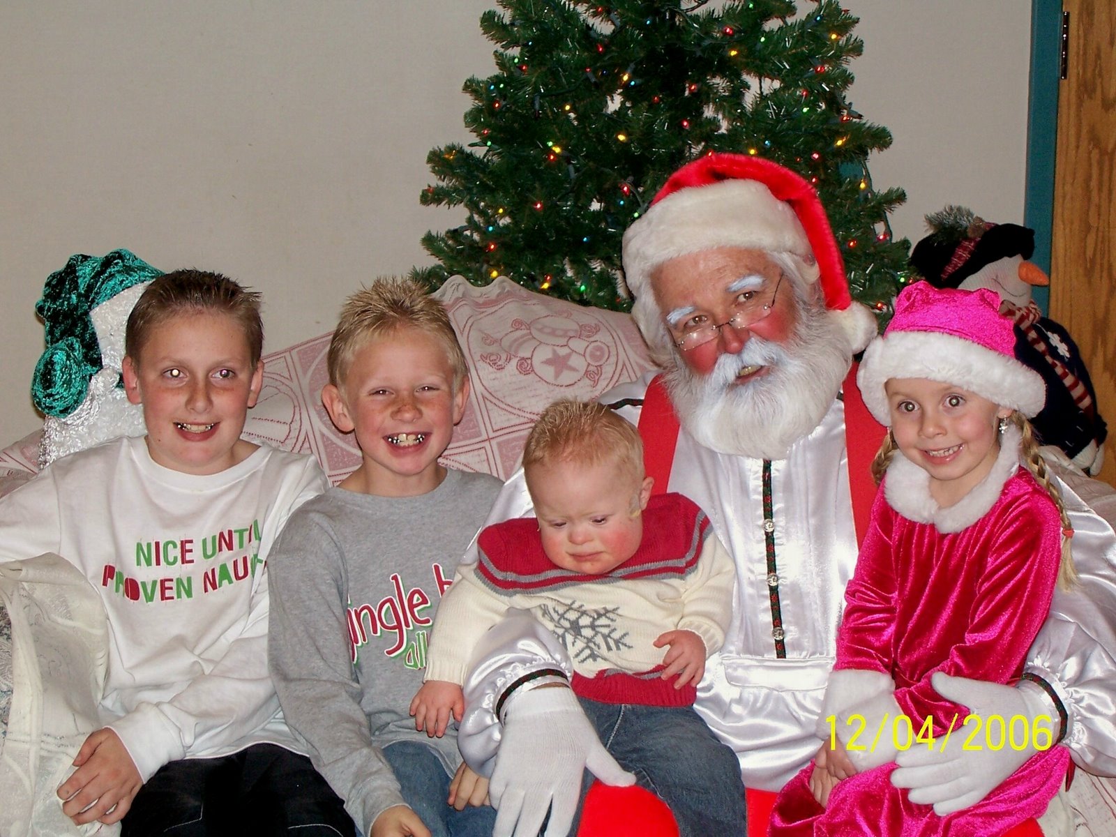 [all+of+the+kids+with+Santa.jpg]