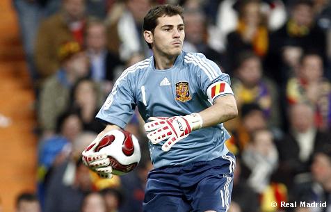 [Casillas_saca_con_la_mano_en_un_partido_con_la_Selecciýn_Espaýola.jpg]