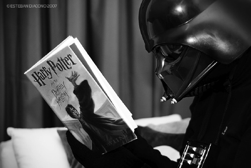 [darth-vader-reading-harry-potter-and-the-deathly-hallows1.jpg]