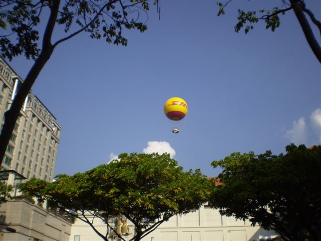 [DHL+Balloon+over+Bugis.JPG]