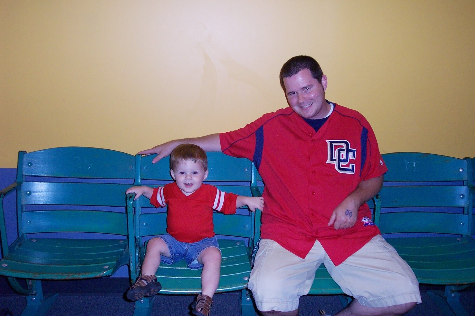 [caleb+and+dad+sitting+in+seats.JPG]