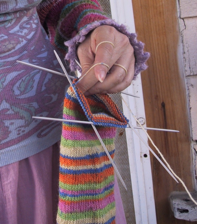 [knitting+fingers.jpg]