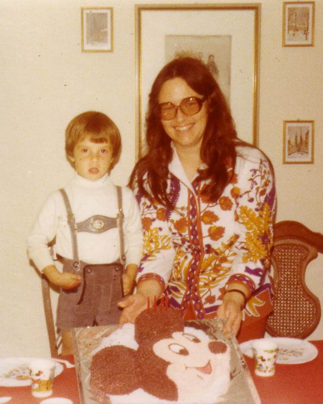 [1976-09+Mom+mickey+mouse+cake+for+neighbor_blog.jpg]