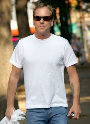 [04802_celebutopia_Kiefer_Sutherland_Out_and_About_in_NYC_111007_01_122_1071lo.jpg]