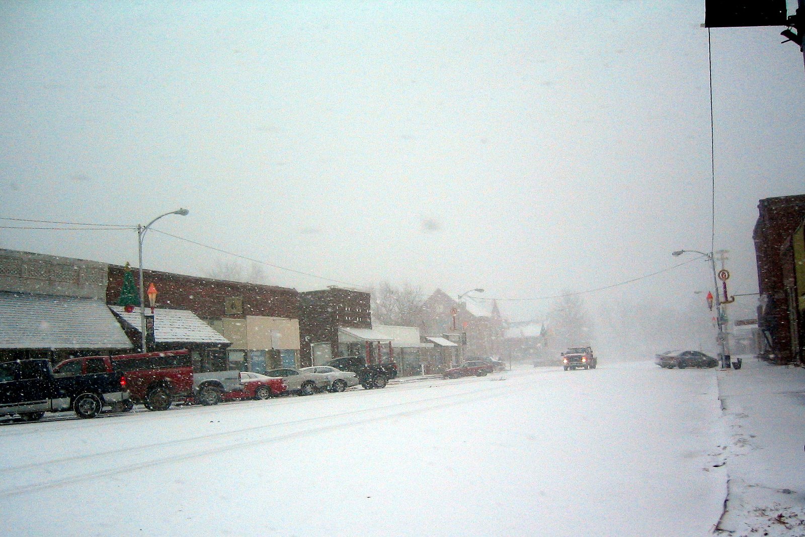 [snowy+downtown+lathrop.JPG]