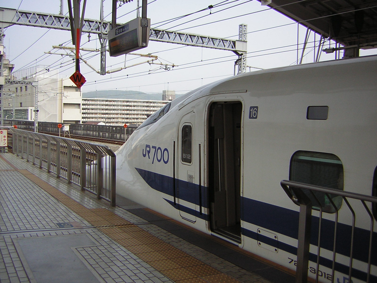 [Shinkansen+from+side.JPG]