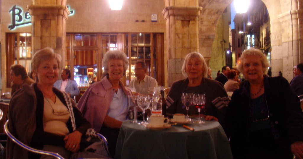 [20051006+-2+Plaza+Mayor+with+Jan,+Anne,+Lyn+&+Alma+(2).JPG]