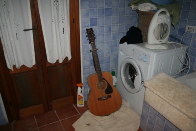 [guitar+bathroom.jpg]