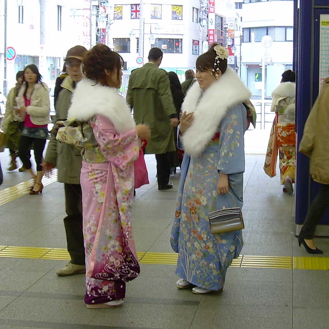 [kimono-women-in-station.jpg]