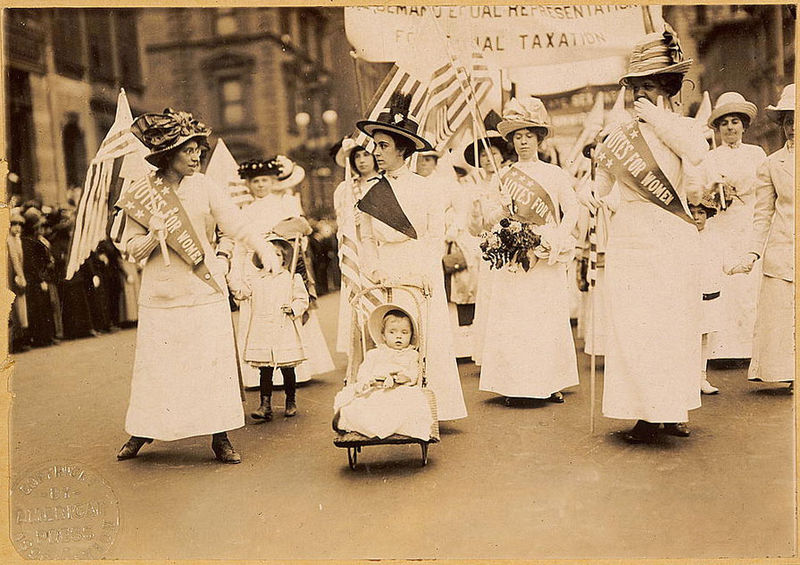 [800px-Suffrage_parade-New_York_City-May_6_1912.jpeg]