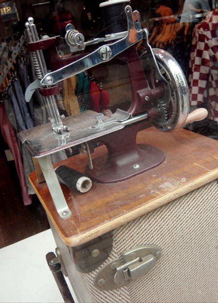 [sewingmachine.jpg]