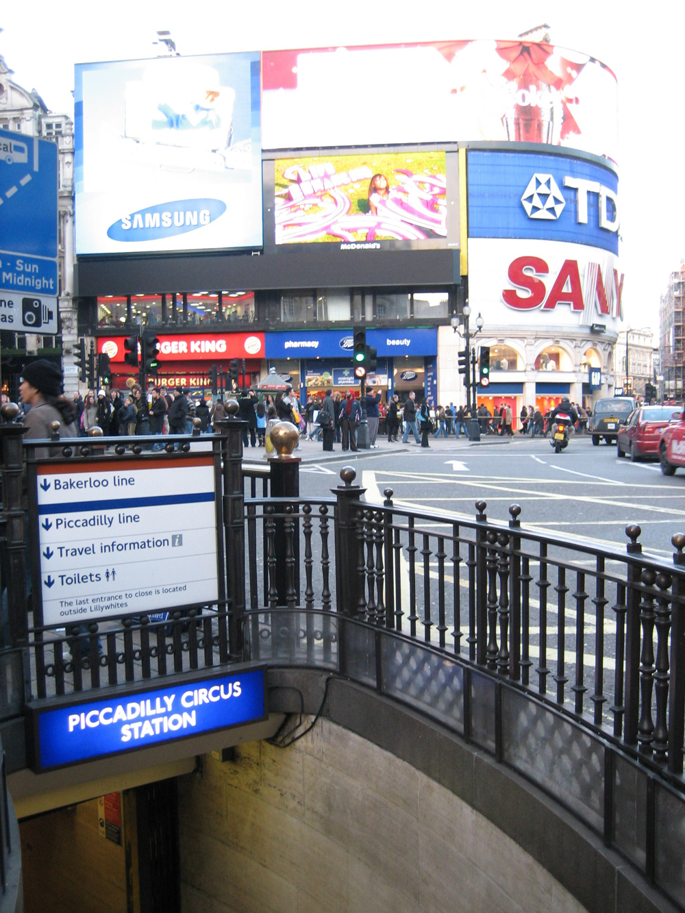 [Piccadilly-Circus-2.jpg]