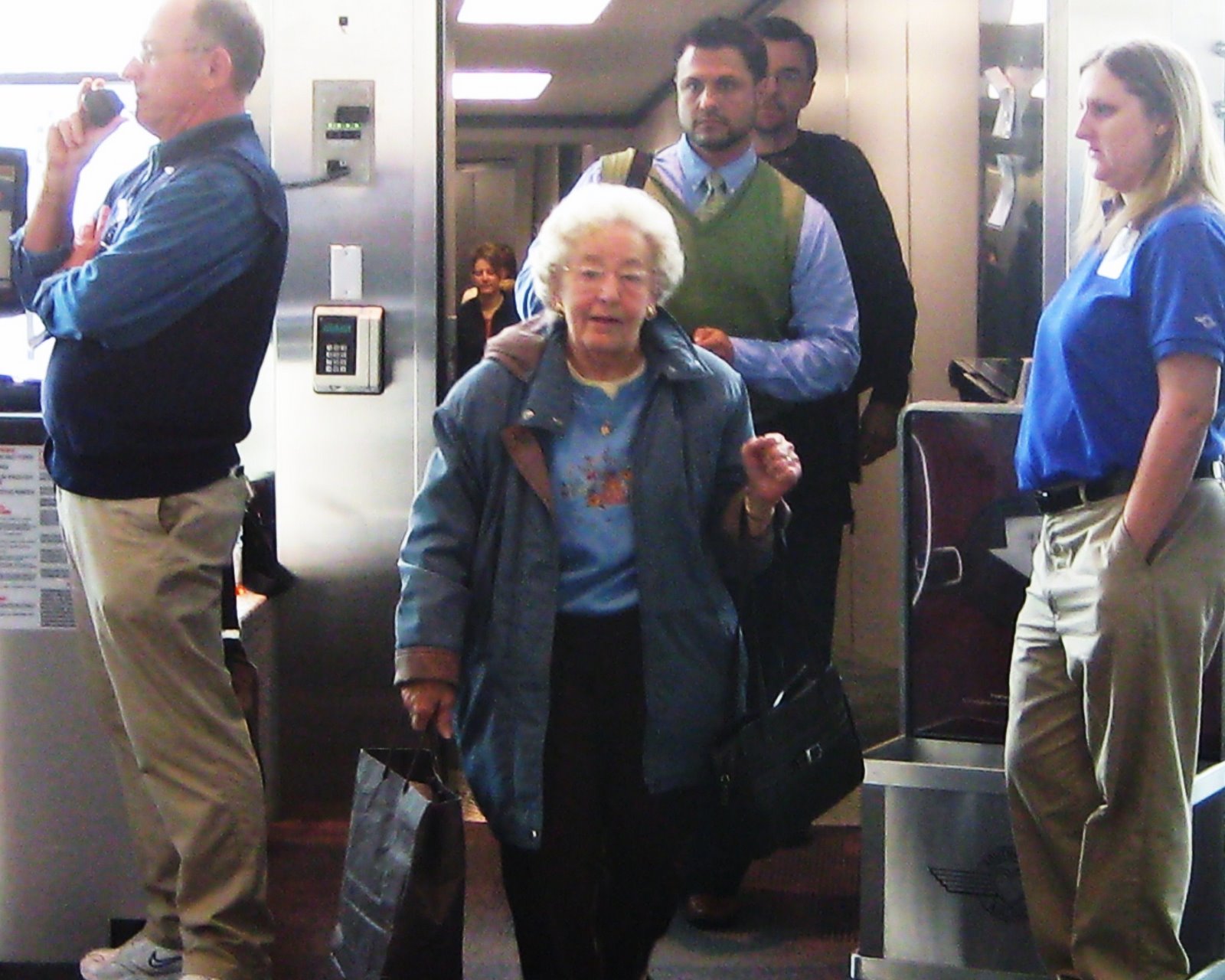 [Mom+at+the+airport.jpg]