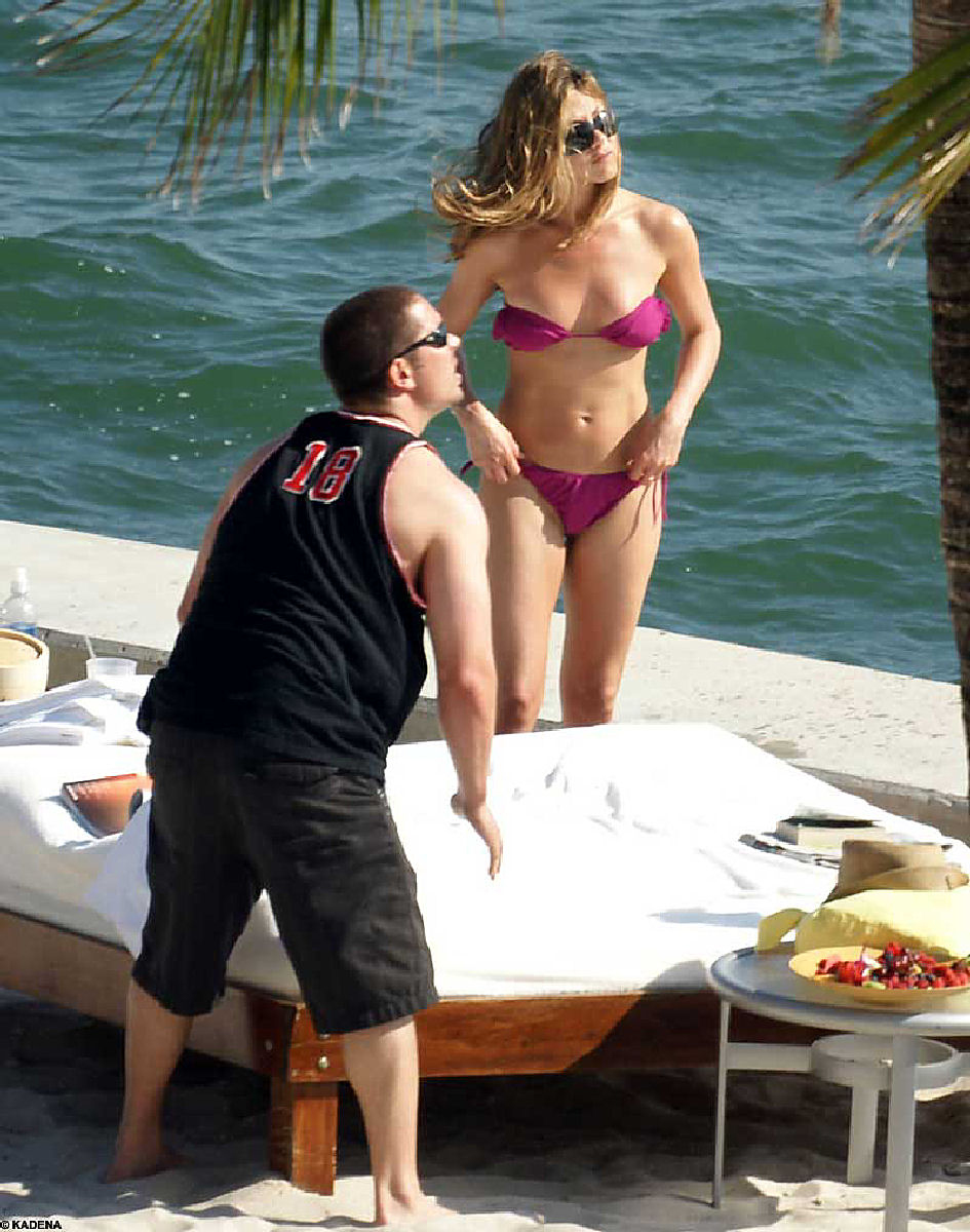 [semiwalls.blogspot.com_Jennifer_Aniston_pink_bikini_Miami2.jpg]