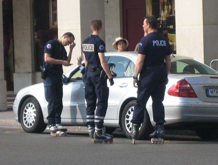 [police+on+skates.bmp]