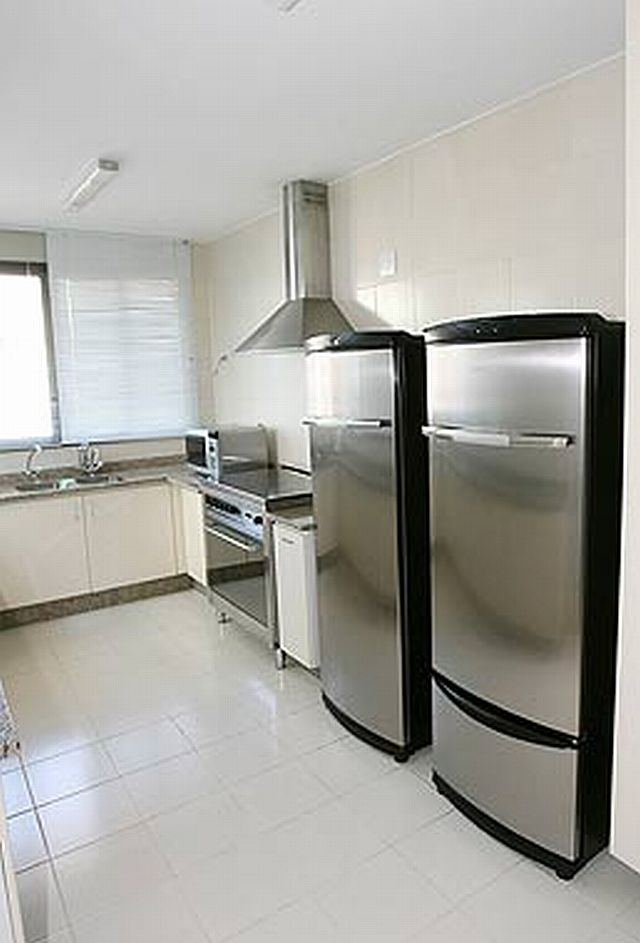 [UNB+-+640+-+Cozinha+do+apartamento+duplex+que+o+ex-reitor+da+UNB+(Universidade+de+Brasília)+Timothy+Mulholland+morava.jpg]