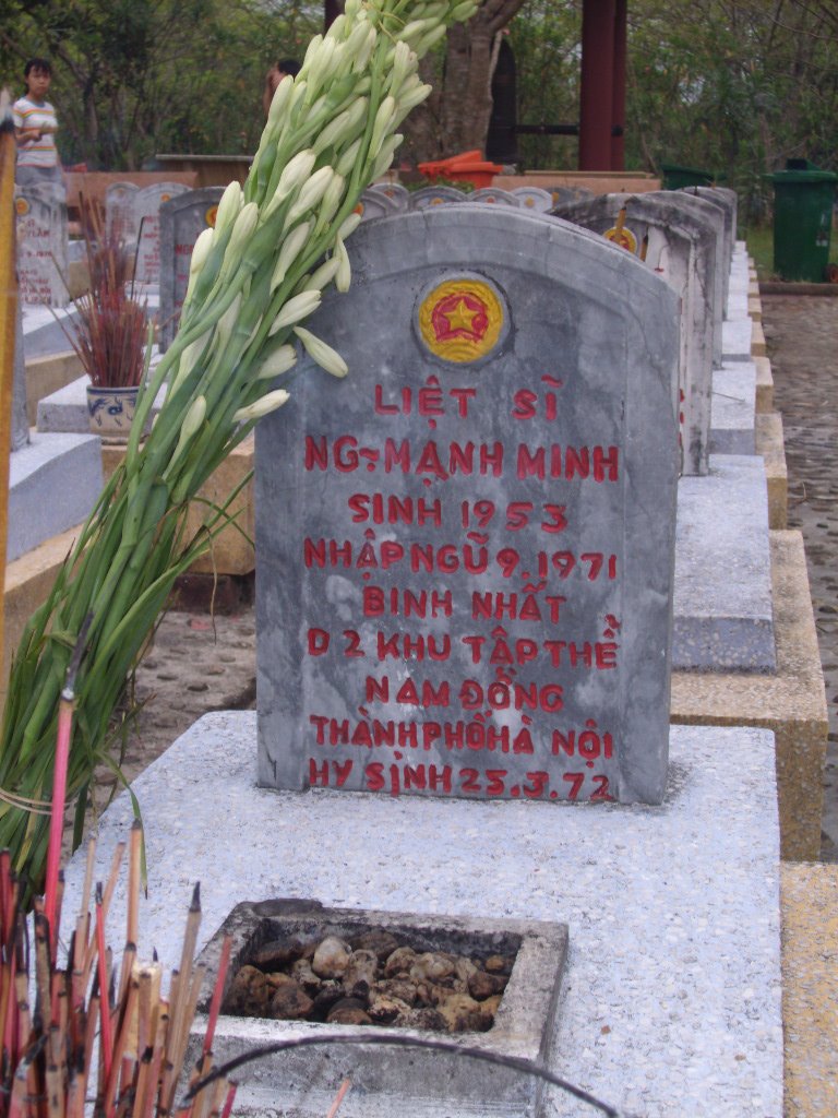 mộ LS Nguyễn Mạnh Minh của chúng ta ở NTLS Trường Sơn