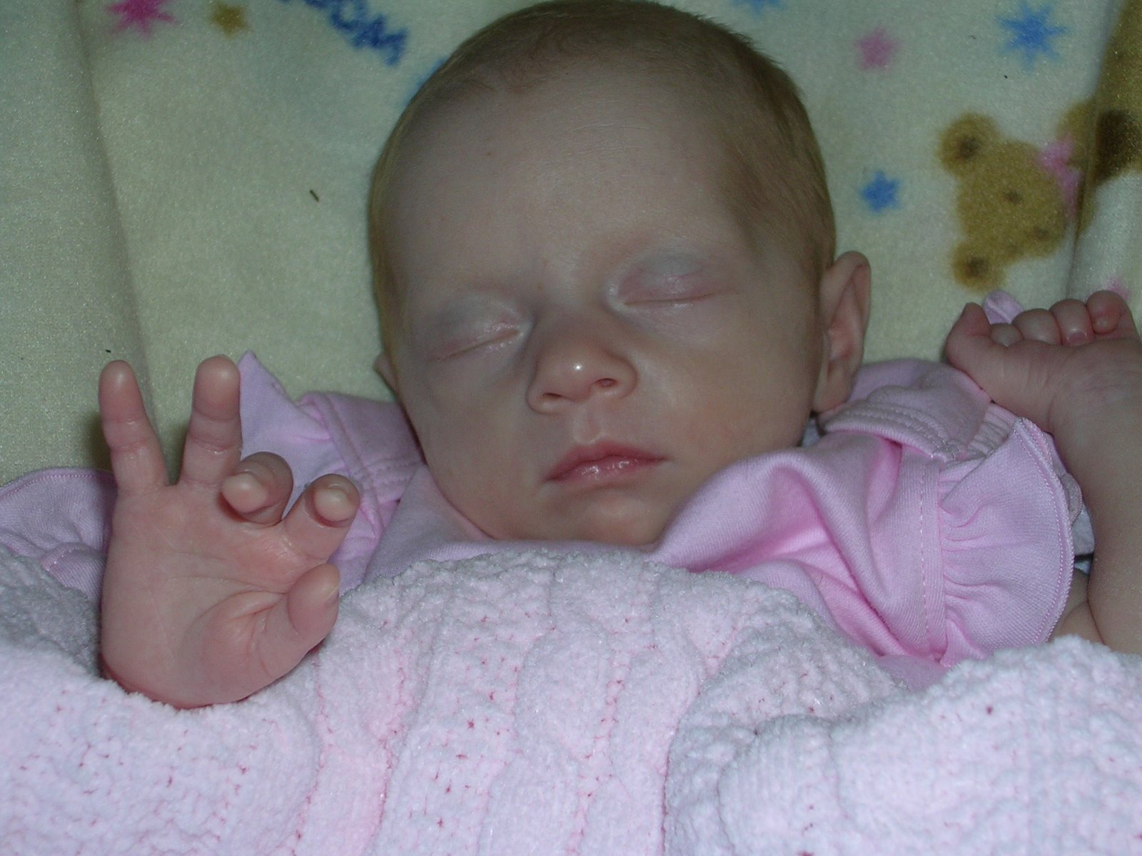 [Kate+sleeping+with+her+hands.jpg]