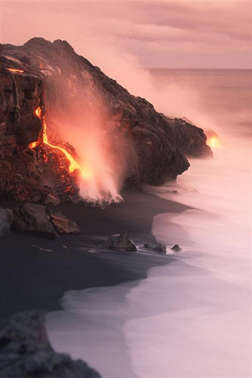 [2007021403255216_Lava+Flowing+into+the+Ocean,+Volcanoes+National+.jpg]