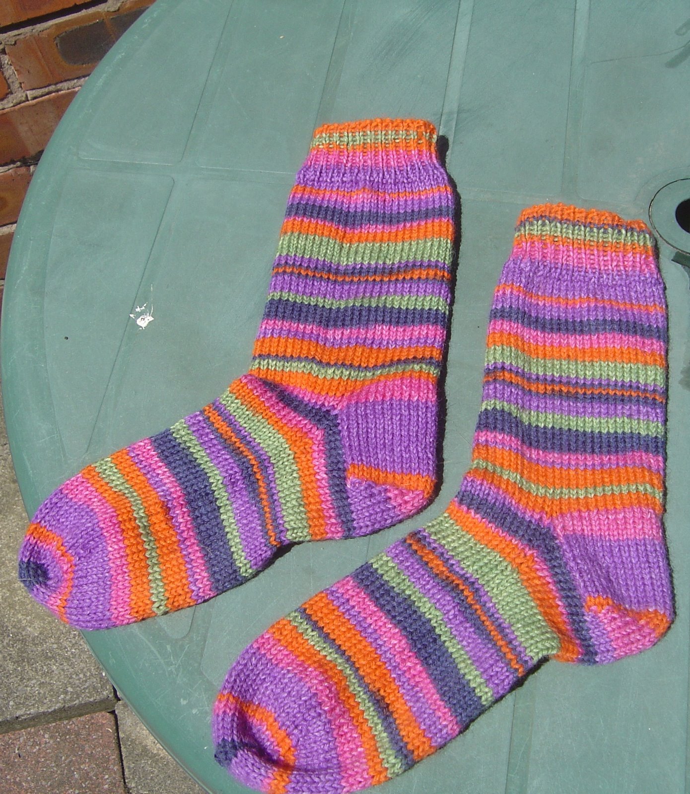 [Vic's+finished+rainbow+socks+005.JPG]