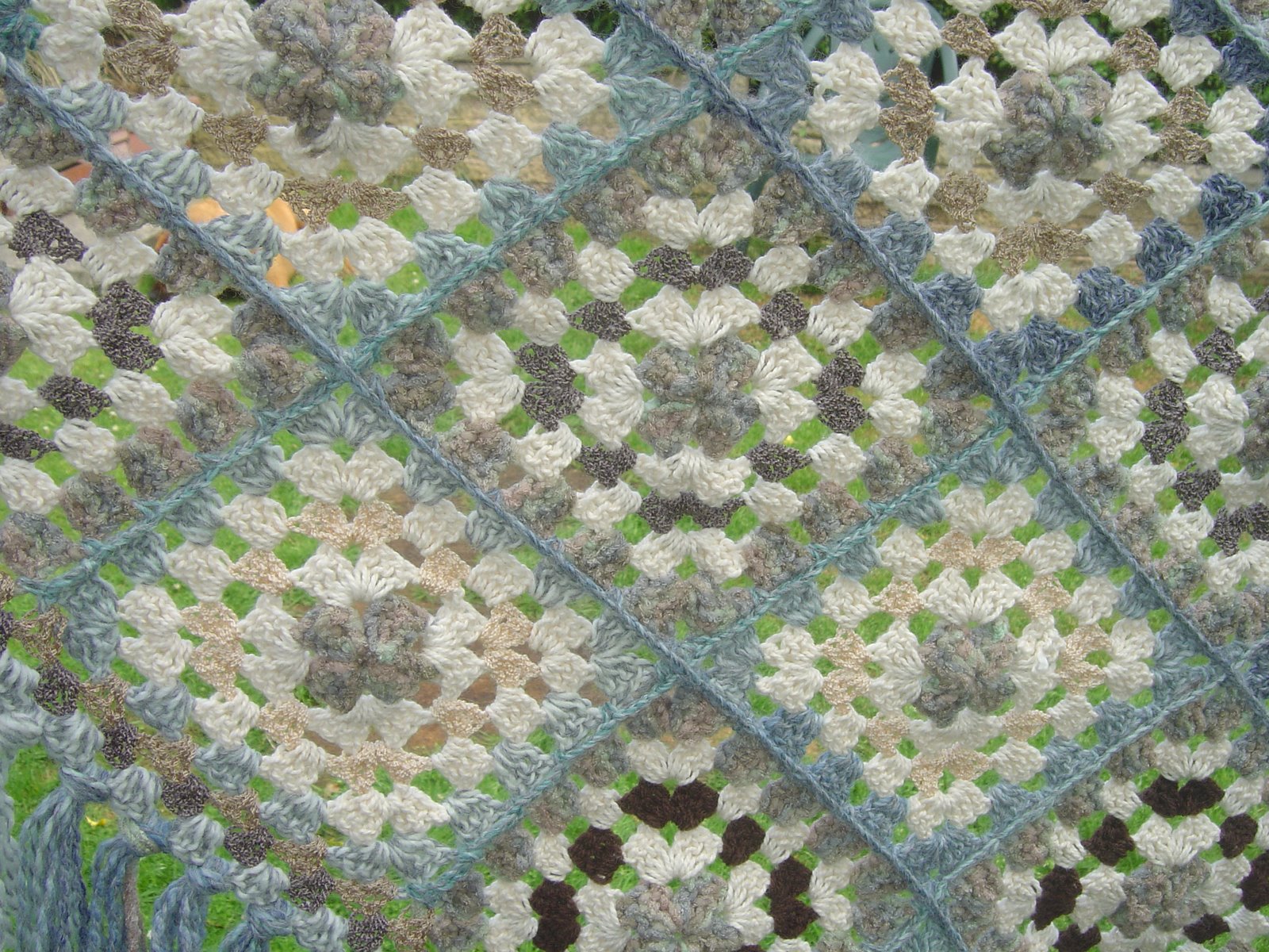 [finished+granny+square+shawl+004.JPG]