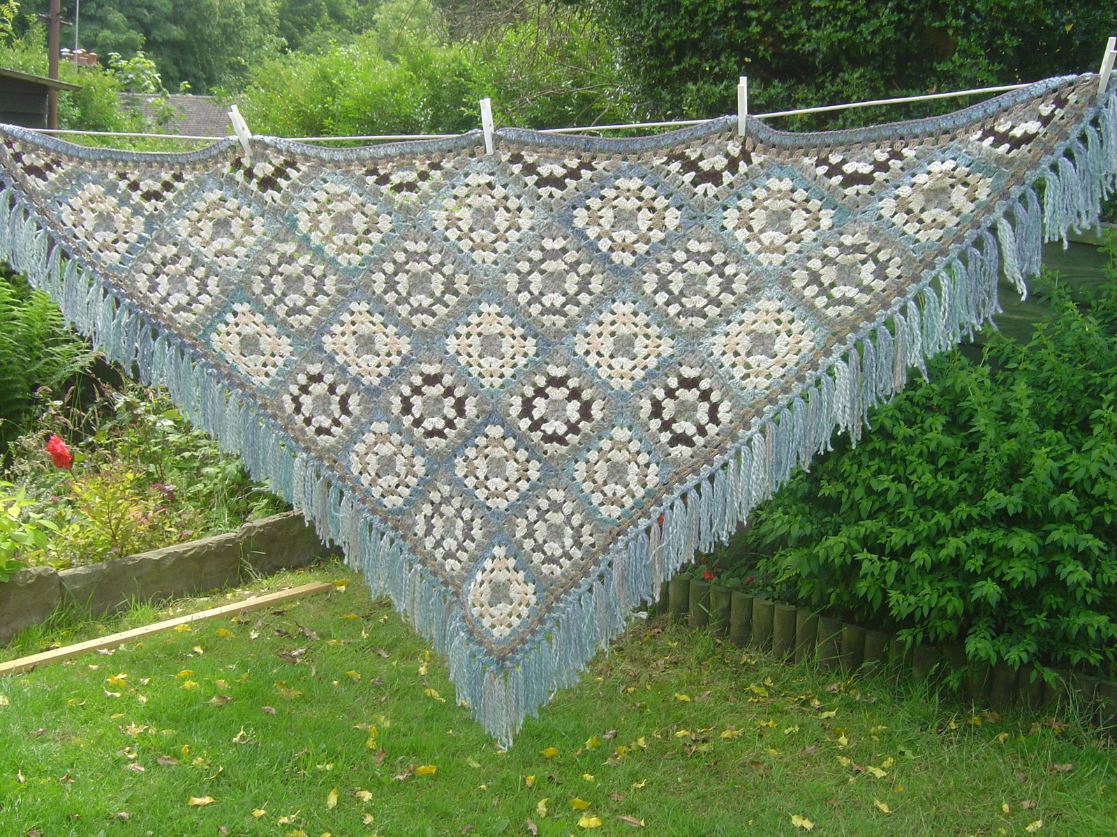 [finished+granny+square+shawl+002.JPG]