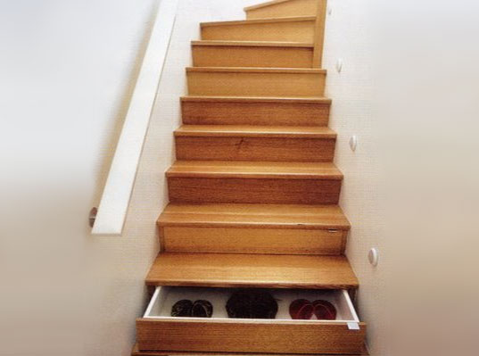 [staircase_drawers.jpg]
