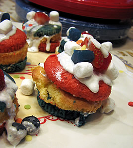 [red_white_blue_cupcakes1.jpg]