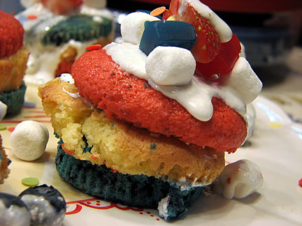 [red_white_blue_cupcakes2.jpg]