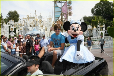 [normal_09pre+High+School+Musical+2+Parade+at+Disneyland.jpg]