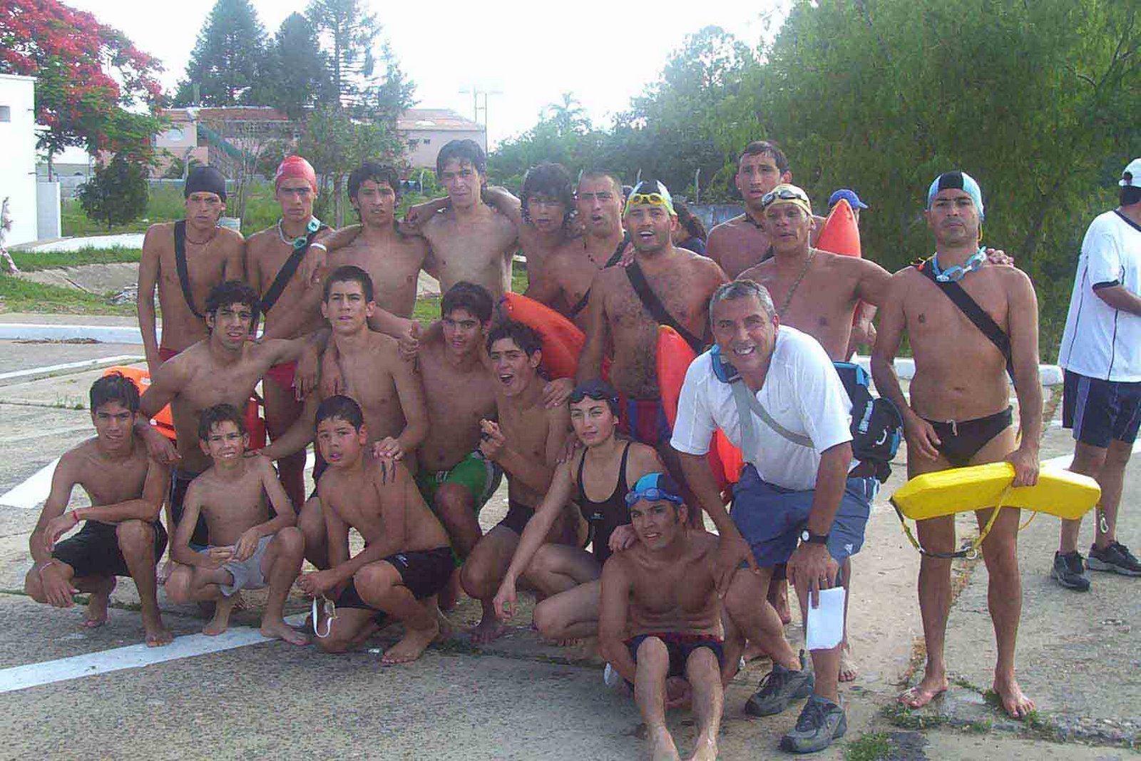 [aguas+abiertas+en+Goya-grupo+nadadores+locales+y+foraneos+(foto+archivo+Nov.+2006).jpg]