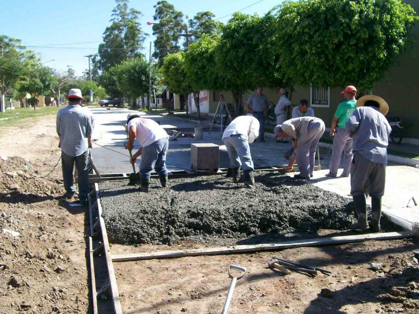 [pavimentacion+de+calle+Guatemala+en+Barrio+Costa+de+las+Rosas+a+punto+de+finalizar.jpg]