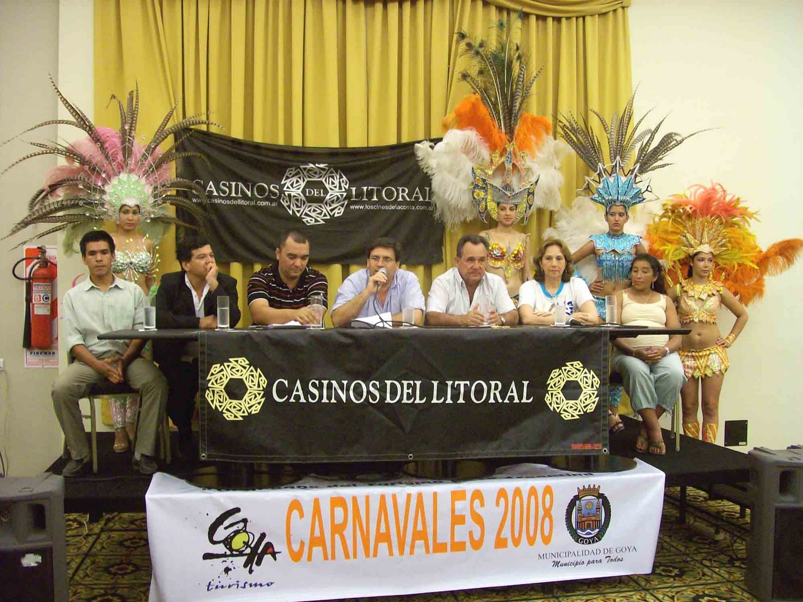 [lanzamiento+del+Carnaval+goyano+2008-+autoridades,+funcionarios+y+presidentes+de+comparsas.jpg]