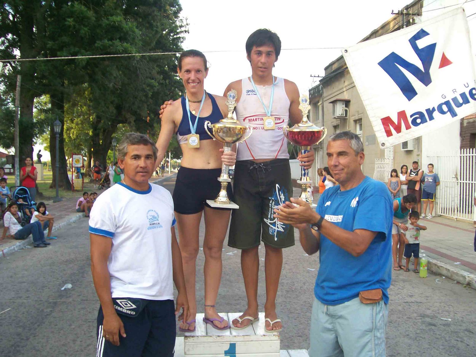 [2do+acuatlon+2008-Sergio+Barduil+y+Judih+Hayes+los+ganadores+entre+varones+y+mujeres+con+sus+trofeos+y+medallas.jpg]