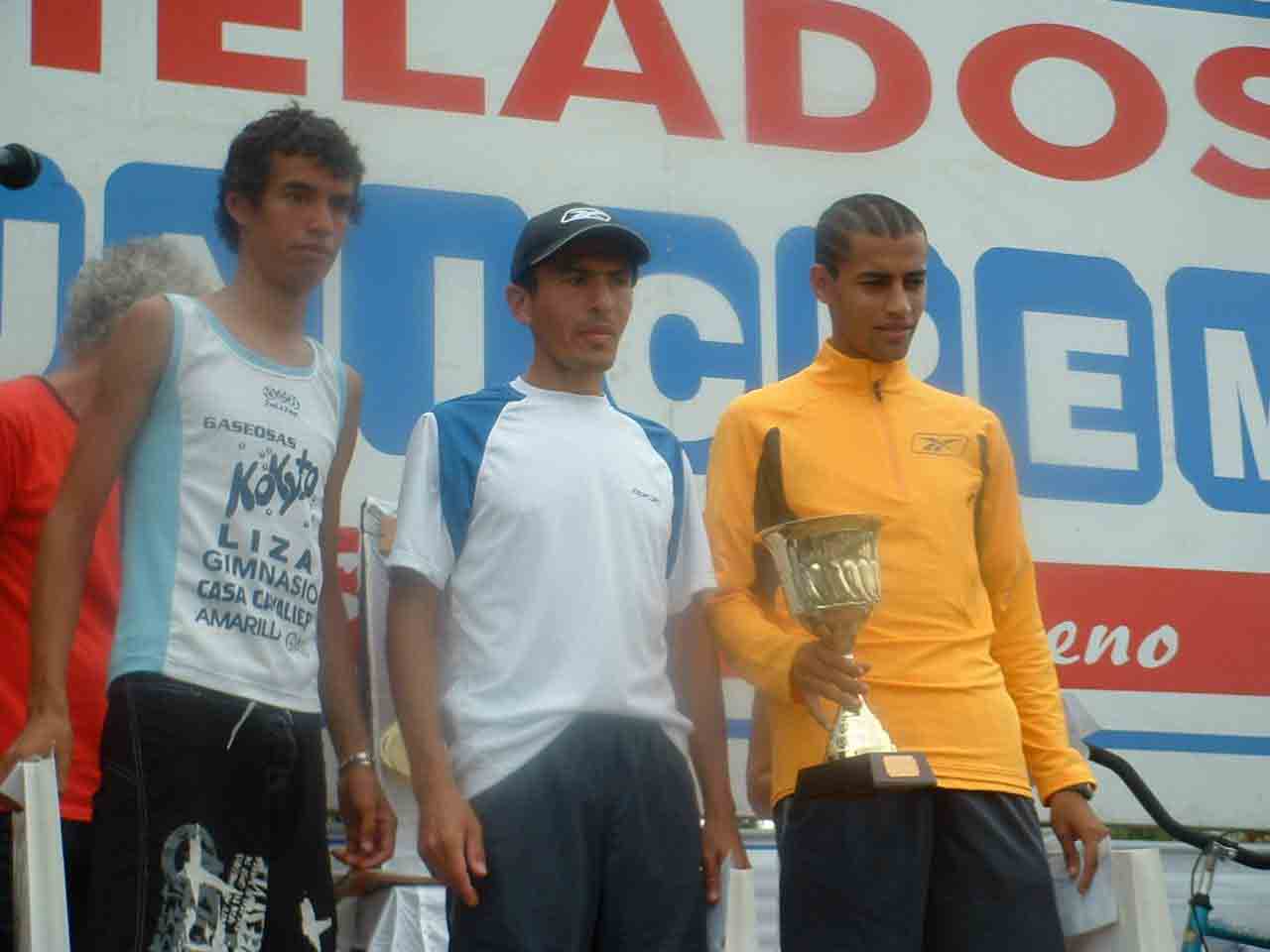 [Maraton+Osvaldo+Suarez-+El+goyano+Sergio+Pérez+(primero+de+izq.a+der.)+comparte+el+podio+con+Victor+Lopez+y+el+ganador+Alberto+Olivera+de+casaca+amarilla.jpg]