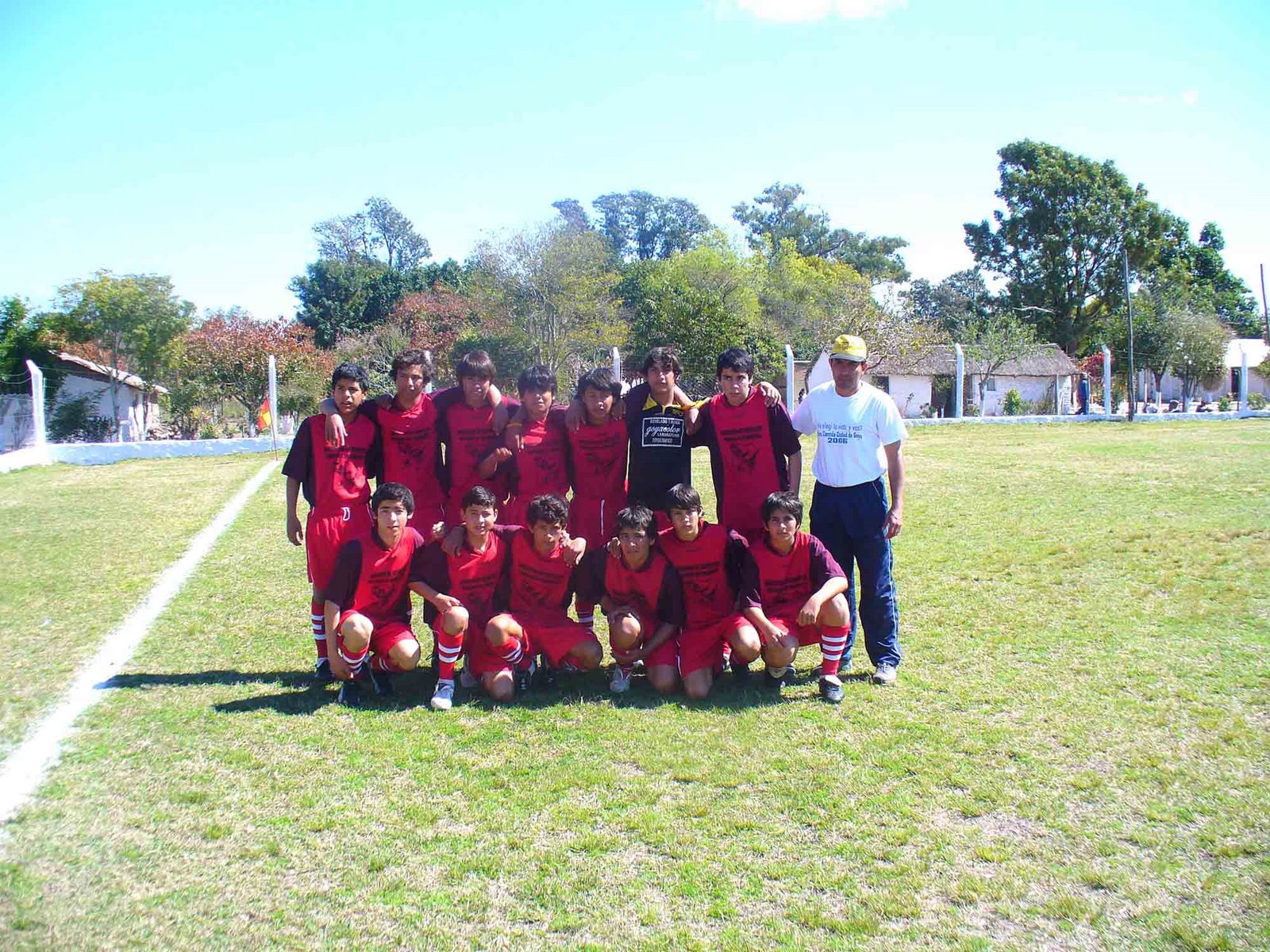 [equipo+futbol+de+Benjamin+Matienzo+campeon+pcial+Torneo+Evita+2007.jpg]