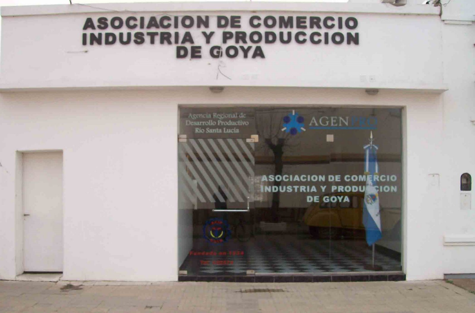 [Frente+de+la+Asociacion+de+Comercio+y+Produccion+de+Goya.jpg]